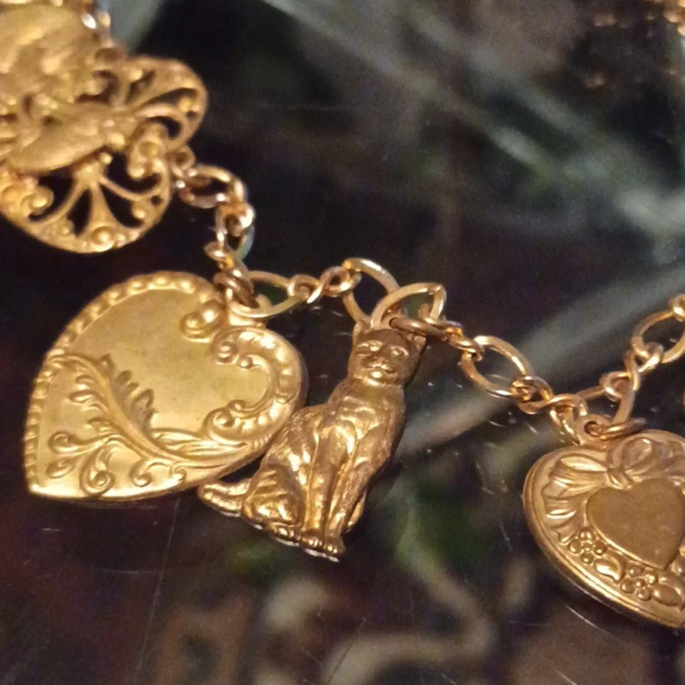 GOLDTONE AND BRASS HEARTS WITH CATS RARE FIND NECKLACE - Picture 2 of 6